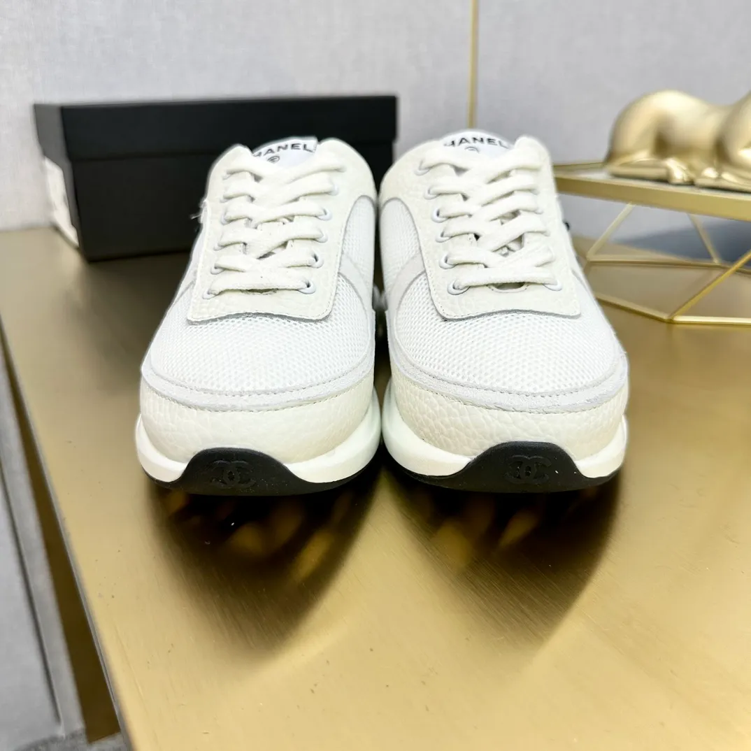 👟👟Ex-factory price 520👟👟 Chanel Chanel - 2024 counter top casual sports shoes This classic design; the upper is electro-embroidered with a variety of techniques; the outsole is fashionable and sporty; it is unusual to incorporate a variety of color matching elements... The diversified mix and match is very beautiful and versatile, casual, fashionable, sports and outdoor can be taken into account... ꫛꫀꪝ Go➫ Material: ❶Upper made of: Original imported mercerized velvet + double-layer breathable mesh ❷Inner use: Original imported breathable mesh ❸Outsole based on: Original T👟👟Factory price U combination outsole Counter boutique packaging complete set Women 35–41 Men 38-46